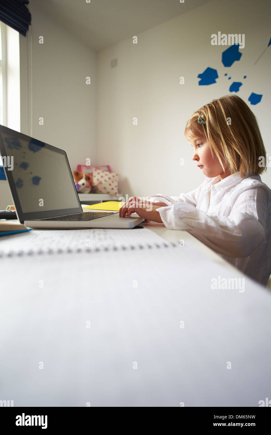 Girl Using Laptop In Bedroom Banque D'Images