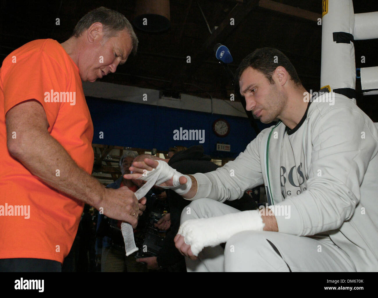 02 déc., 2004 ; Los Angeles, CA, USA ; Heavyweight Champion WBC Vitali Klitschko obtient ses mains enveloppées par trainerr FRITZ SDUNEK au club de boxe de La Brea à Los Angeles. Vitali et son frère Wladimir ont été des acteurs importants à l'appui de la récemment des élections contestées dans leur terre natale de l'Ukraine. Vitali a continué d'être fermes dans son soutien d'opposition presidentia Banque D'Images