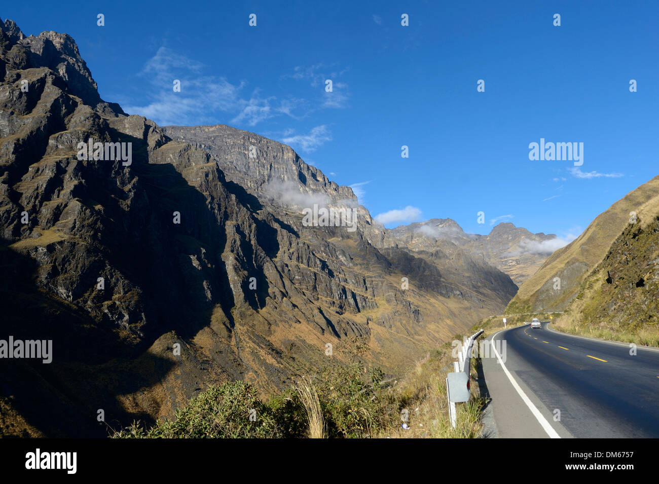 La route passe dans les hautes Andes, Yungas, département de La Paz, Bolivie Banque D'Images