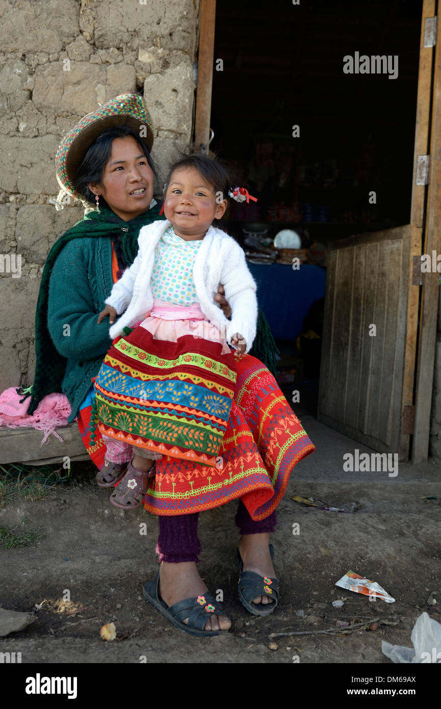 Jeune femme avec jeune fille en costume traditionnel, Union européenne, Potrero Quispillacta, Ayacucho, au Pérou Banque D'Images