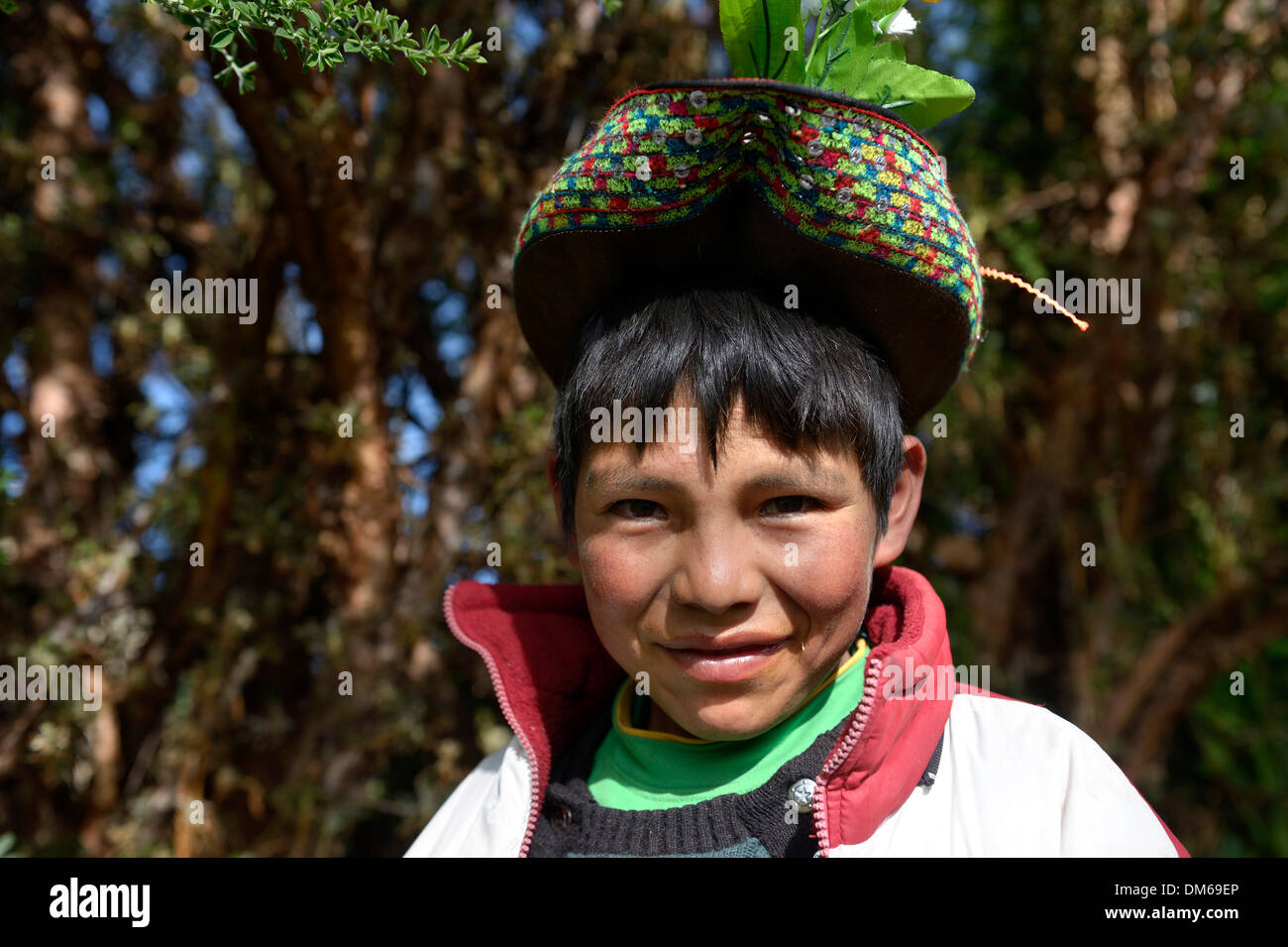 Garçon, 10 ans, avec coiffe traditionnelle, Quispillaccta, Ayacucho, Pérou Banque D'Images
