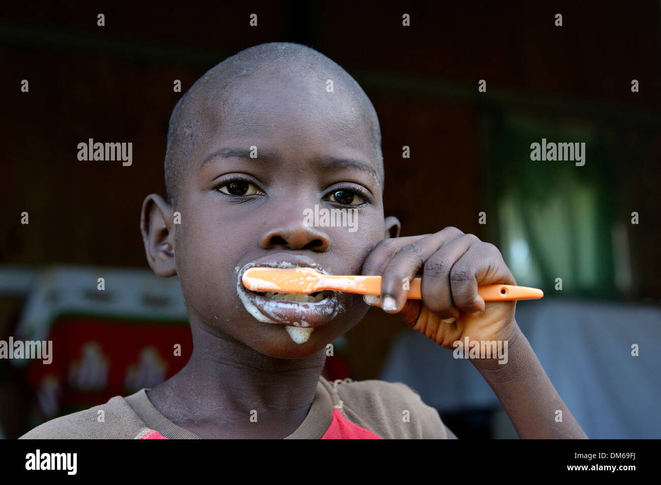 Jeune garçon se brosser les dents, village Tchawa, LÉOGÂNE, Haïti Banque D'Images