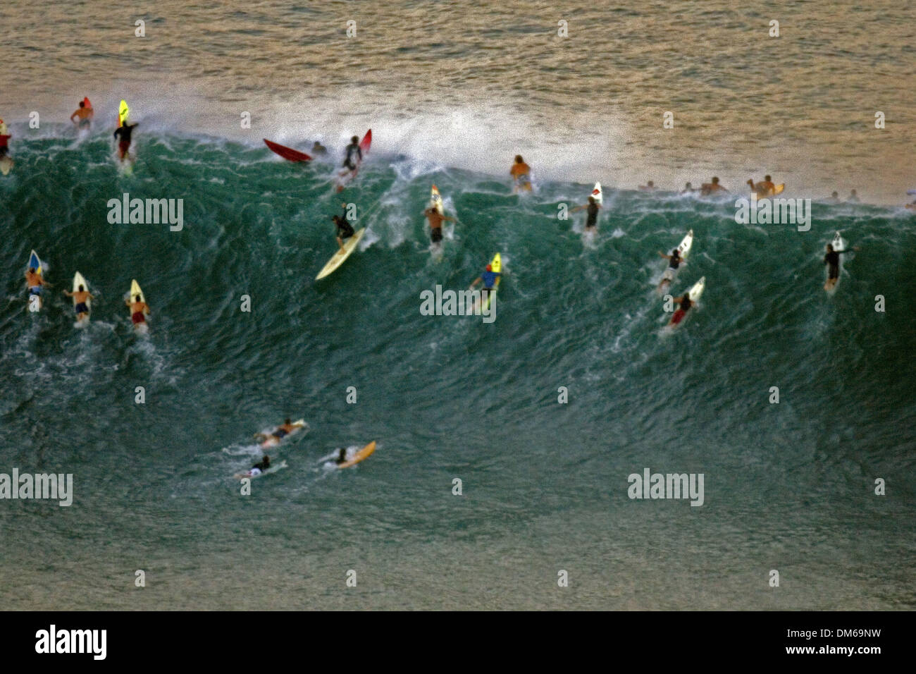 Déc 15, 2004 ; Waimea Bay, HI, USA ; spectateurs attendent le début du Quiksilver Eddie Aikau Big Wave Invitational contest. Banque D'Images