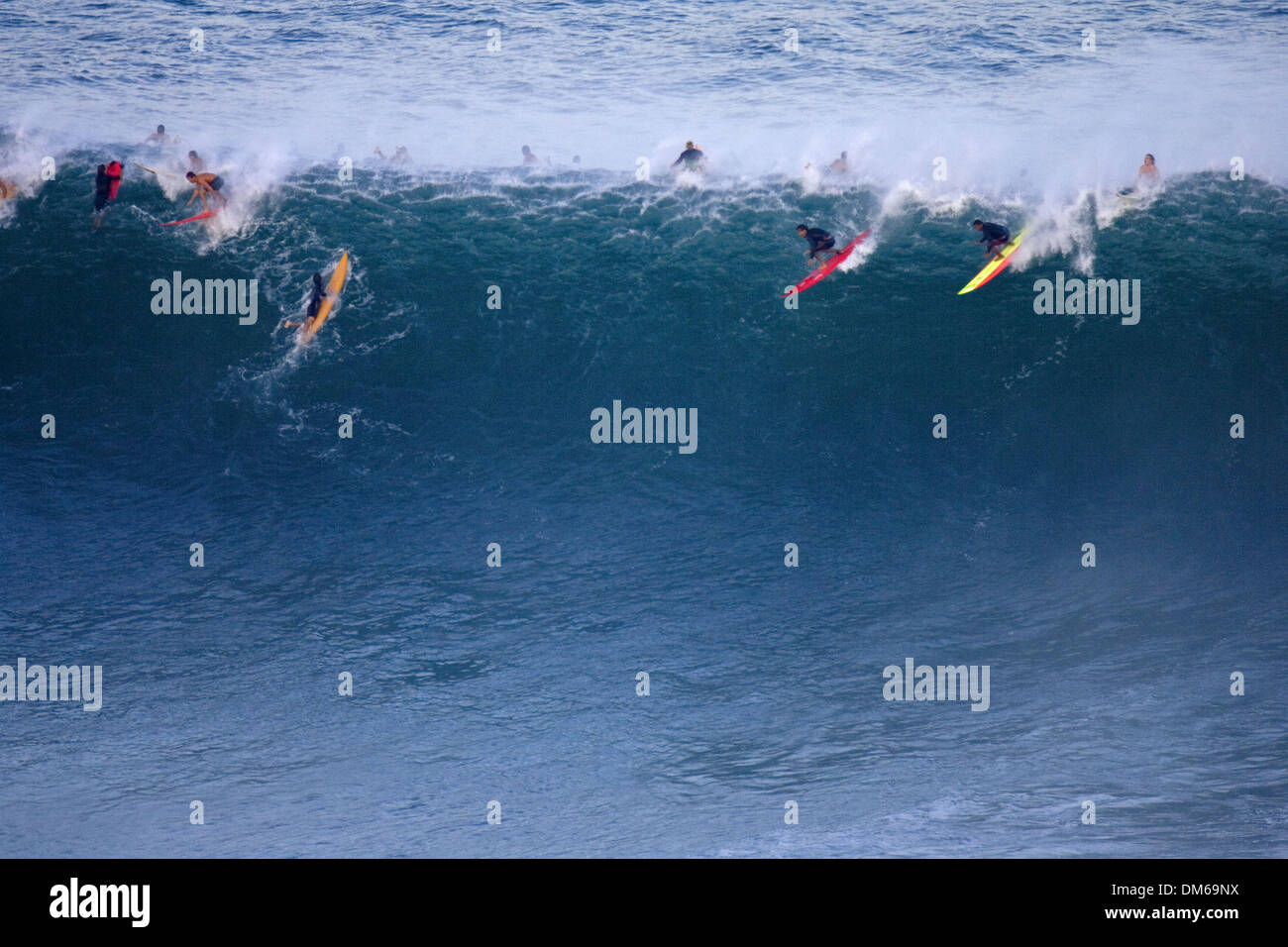 Déc 15, 2004 ; Waimea Bay, HI, USA ; spectateurs attendent le début du Quiksilver Eddie Aikau Big Wave Invitational contest. Banque D'Images