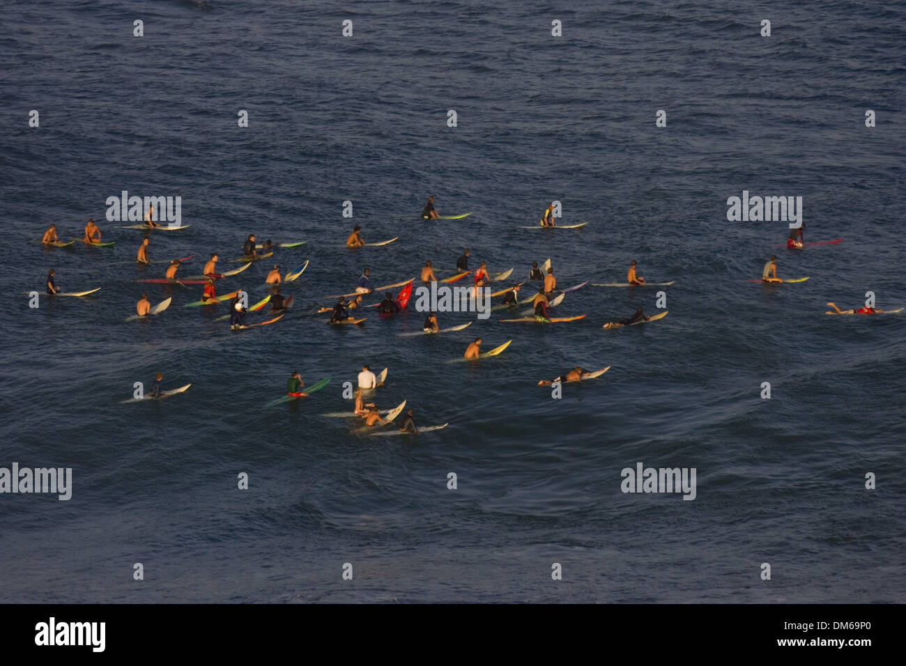 Déc 15, 2004 ; Waimea Bay, HI, USA ; spectateurs attendent le début du Quiksilver Eddie Aikau Big Wave Invitational contest. Banque D'Images