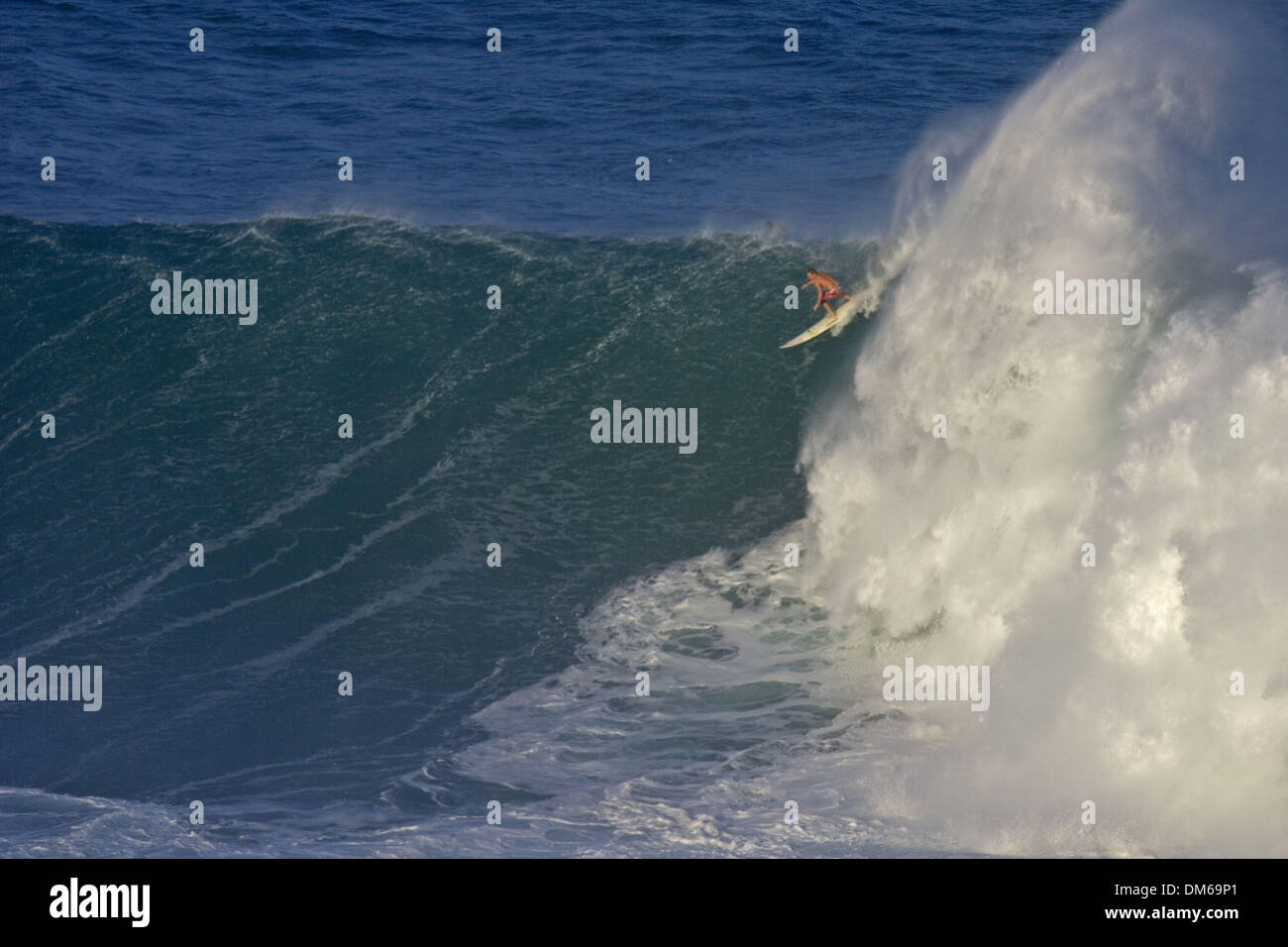 Déc 15, 2004 ; Waimea Bay, HI, USA ; Le Quiksilver Eddie Aikau Big Wave Invitational contest. Banque D'Images