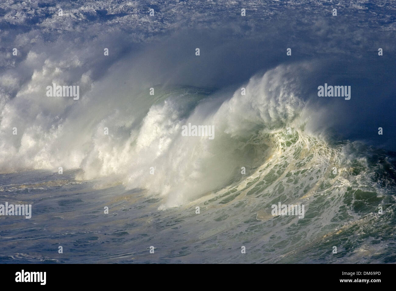 Déc 15, 2004 ; Waimea Bay, HI, USA ; Shorebreak à Waimea avant le début de la Quiksilver Eddie Aikau Big Wave Invitational contest. Banque D'Images