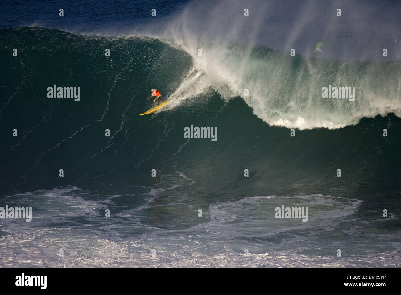 Déc 15, 2004 ; Waimea Bay, HI, USA ; Hawaiian JOHHNY BOY GOMES au Quiksilver Eddie Aikau Big Wave Invitational contest. Banque D'Images