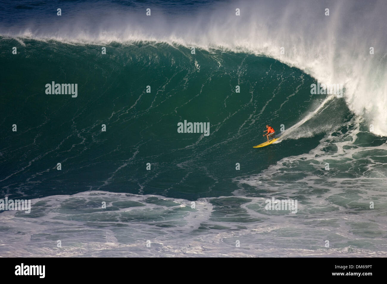 Déc 15, 2004 ; Waimea Bay, HI, USA ; Hawaiian CLYDE AIKAU au Quiksilver Eddie Aikau Big Wave Invitational contest. Banque D'Images