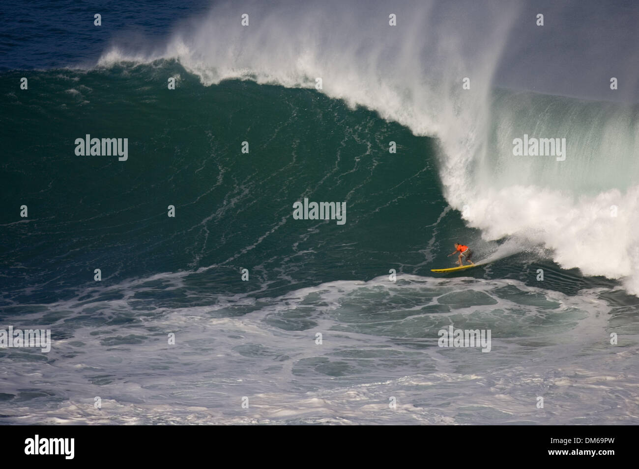Déc 15, 2004 ; Waimea Bay, HI, USA ; Hawaiian CLYDE AIKAU au Quiksilver Eddie Aikau Big Wave Invitational contest. Banque D'Images