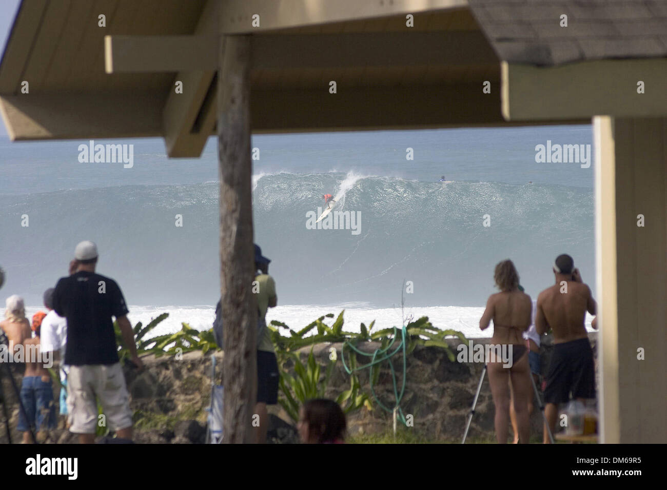 Déc 15, 2004 ; Waimea Bay, New York, USA ; l'icône du Surf Kelly Slater américain tombe dans une vague massive au Quiksilver Eddie Aikau En mémoire de Big Wave Invitational. En raison de l'exigence de la hauteur des vagues sévères pour ce concours, l'événement a eu lieu seulement un total de six fois au cours des 19 dernières années. L'événement a été remporté par Hawaiian Bruce Irons, frère de régner trois fois ASP wo Banque D'Images