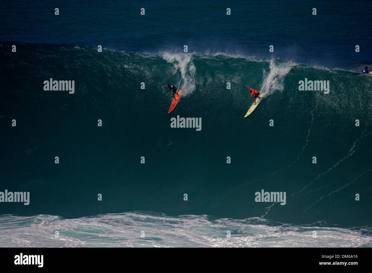 Déc 16, 2004 ; Waimea Bay, HI, USA ; ROSS WILLAIMS et Kelly Slater drop dans d'énormes au Quiksilver Eddie Aikau Big Wave Invitational contest. Banque D'Images