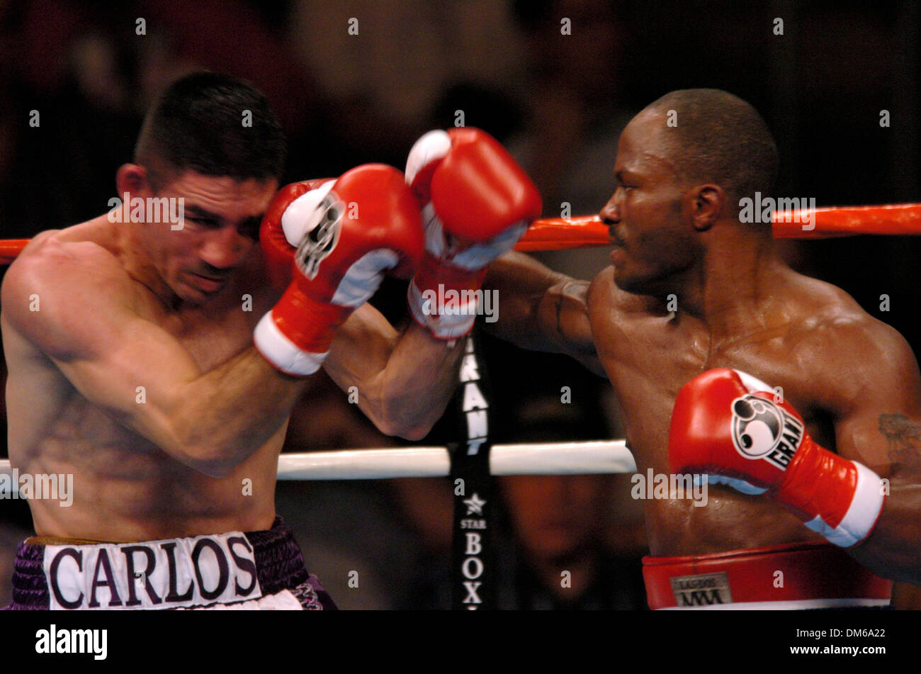 Déc 18, 2004 ; Los Angeles, CA, USA ; CARLOS Poids moyen de Jr. BOJORGUEZ (L) est battu par TARVIS SIMMS (R) dans une décision partagée sur l'undercard de Glen Johnson Vs. Antonio Tarver tenue au Staples Center Banque D'Images