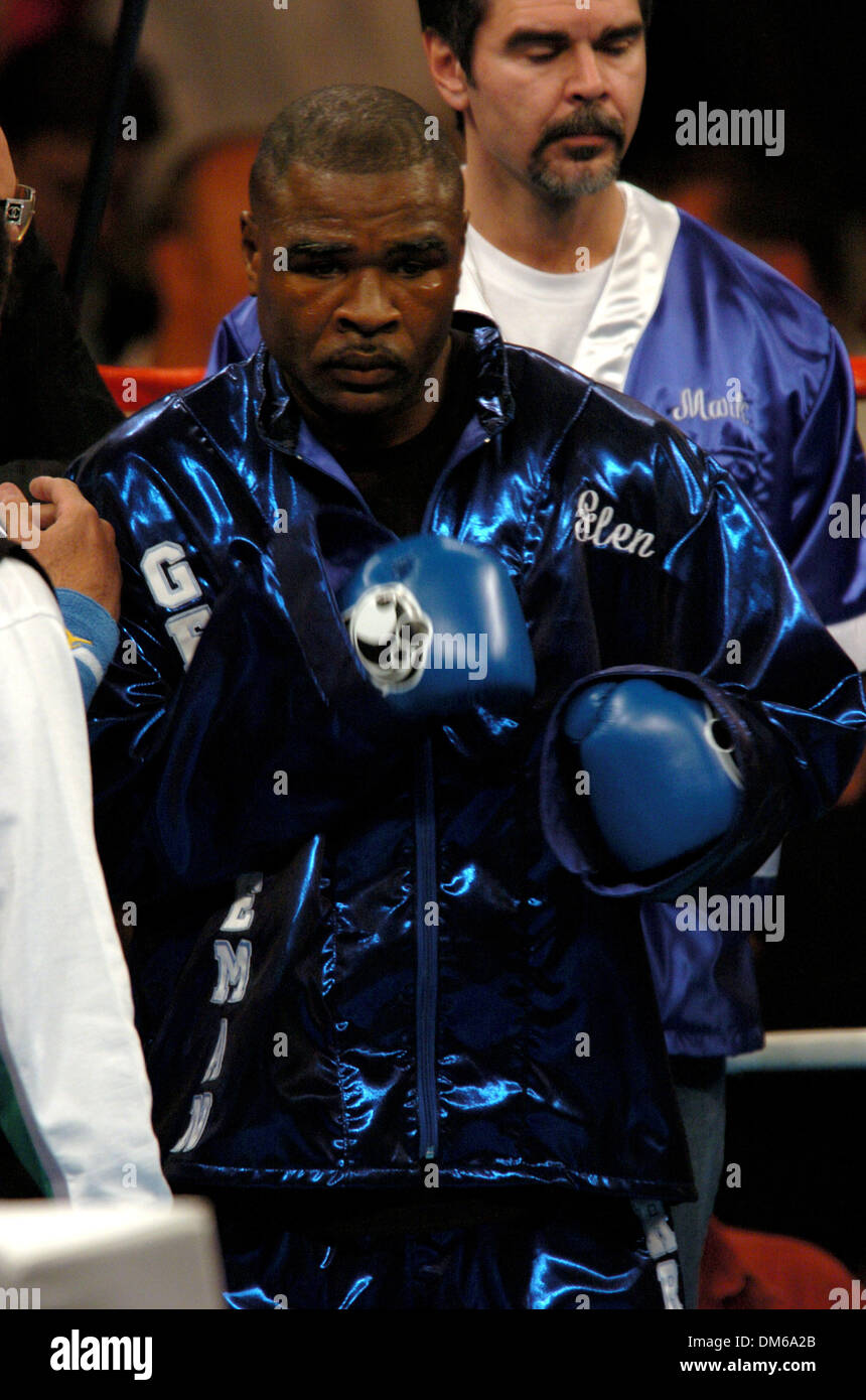 Déc 18, 2004 ; Los Angeles, CA, USA ; GLEN JOHNSON bat Antonio Tarver pour le light Heavyweight Championship dans une décision partagée après 12 rounds de boxe organisé au Staples Center de Los Angeles. Banque D'Images