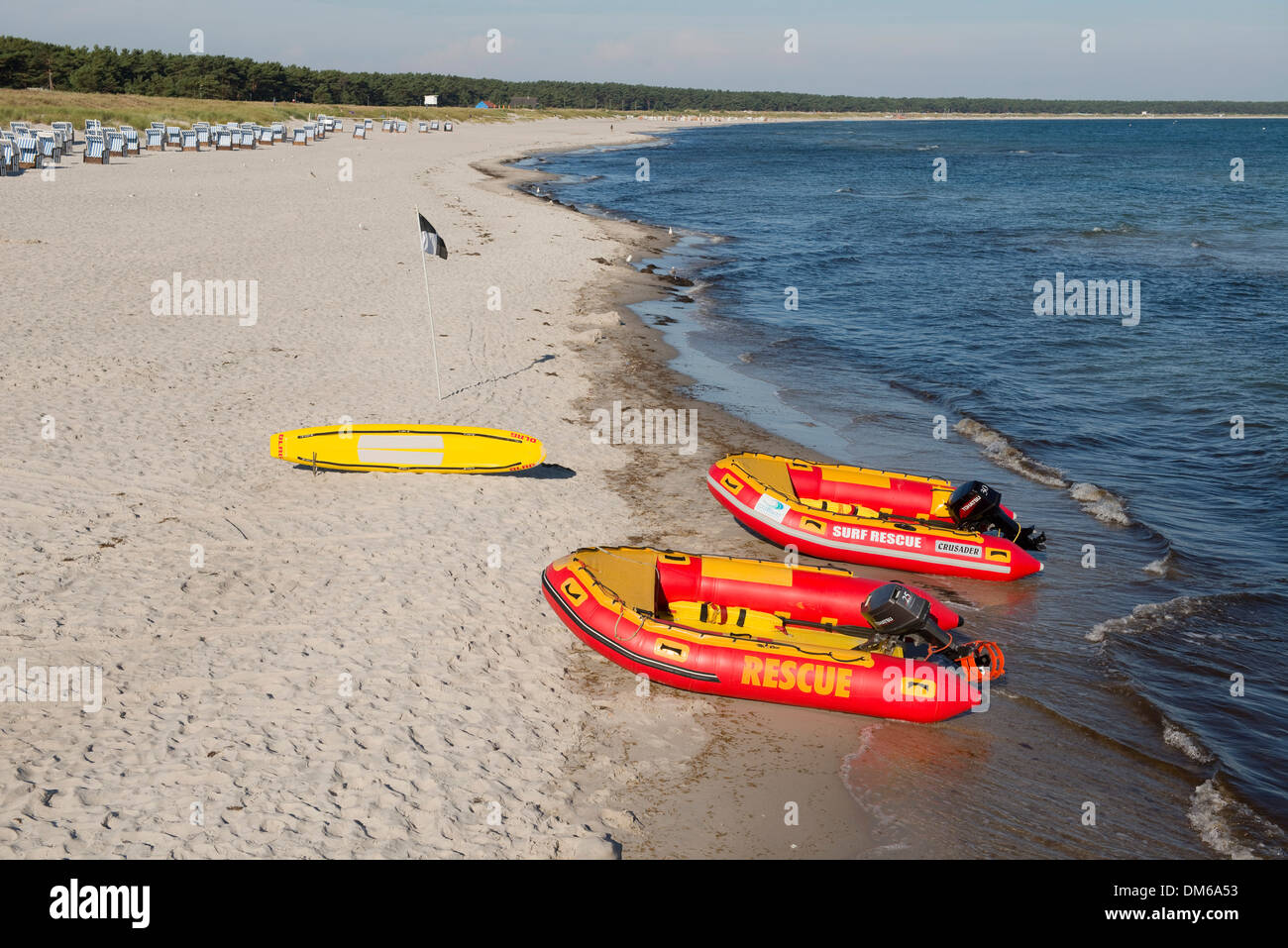 Plage de la mer Baltique, et les canots de la Société de sauvetage, Prerow, Mecklenburg-Vorpommern, Allemagne Banque D'Images