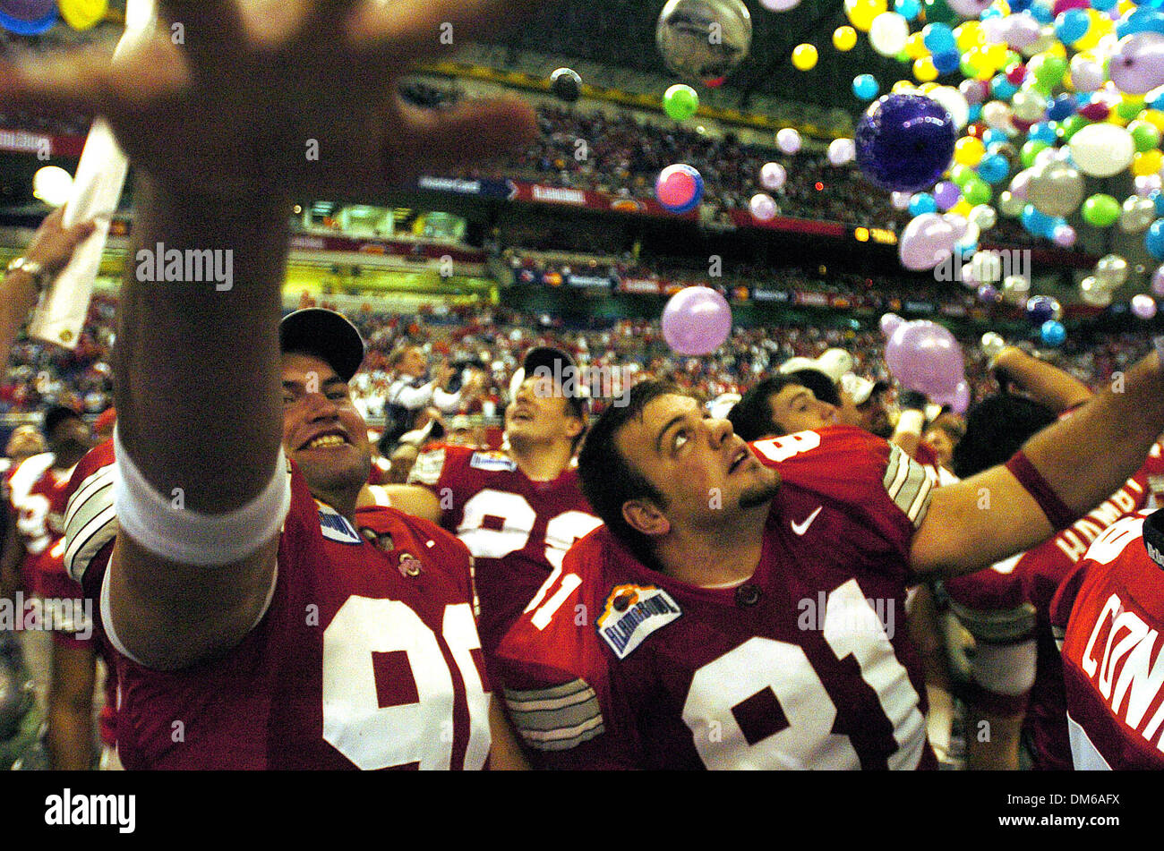 Déc 29, 2004 ; San Antonio, TX, USA ; NCAA Football - Le secondeur de l'état de l'Ohio Chibundu Nnaake, gauche, et défensive fin Marcel Frost profiter du ballon traditionnel après la chute de l'Alamo Bowl MasterCard Alamo Dome à San Antonio. Banque D'Images