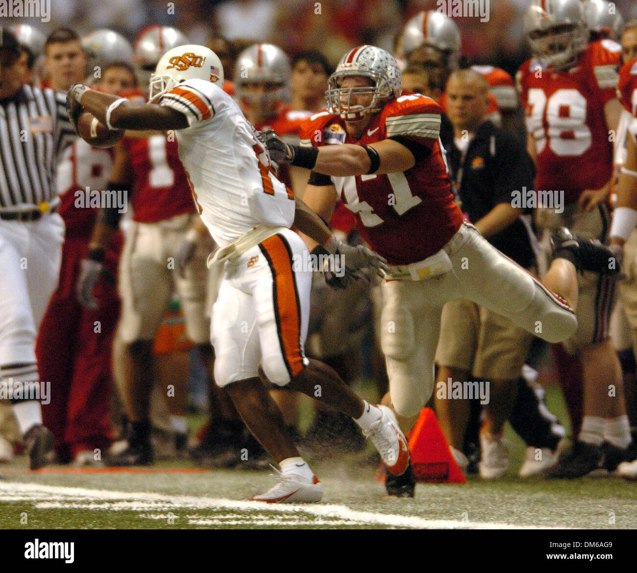 Déc 29, 2004 ; San Antonio, TX, USA ; NCAA Football - Oklahoma State's Prentiss Elliott (11) est présenté par l'état de l'Ohio, A.J. Au cours de l'Hawk 2004 MasterCard Alamo Bowl à l'Alamo dome à San Antonio. Banque D'Images