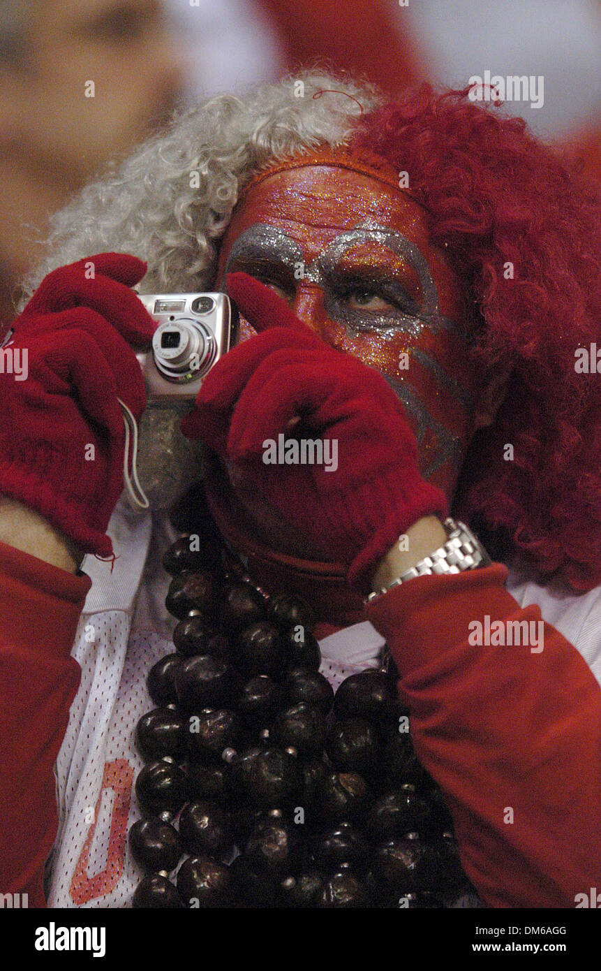 Déc 29, 2004 ; San Antonio, TX, USA ; NCAA Football - fan de l'état de l'Ohio Larry Lokai prendre une photo portant les couleurs de son école au cours de la 2004 MasterCard dans le bol d'Alamo Alamo Dome à San Antonio. Banque D'Images