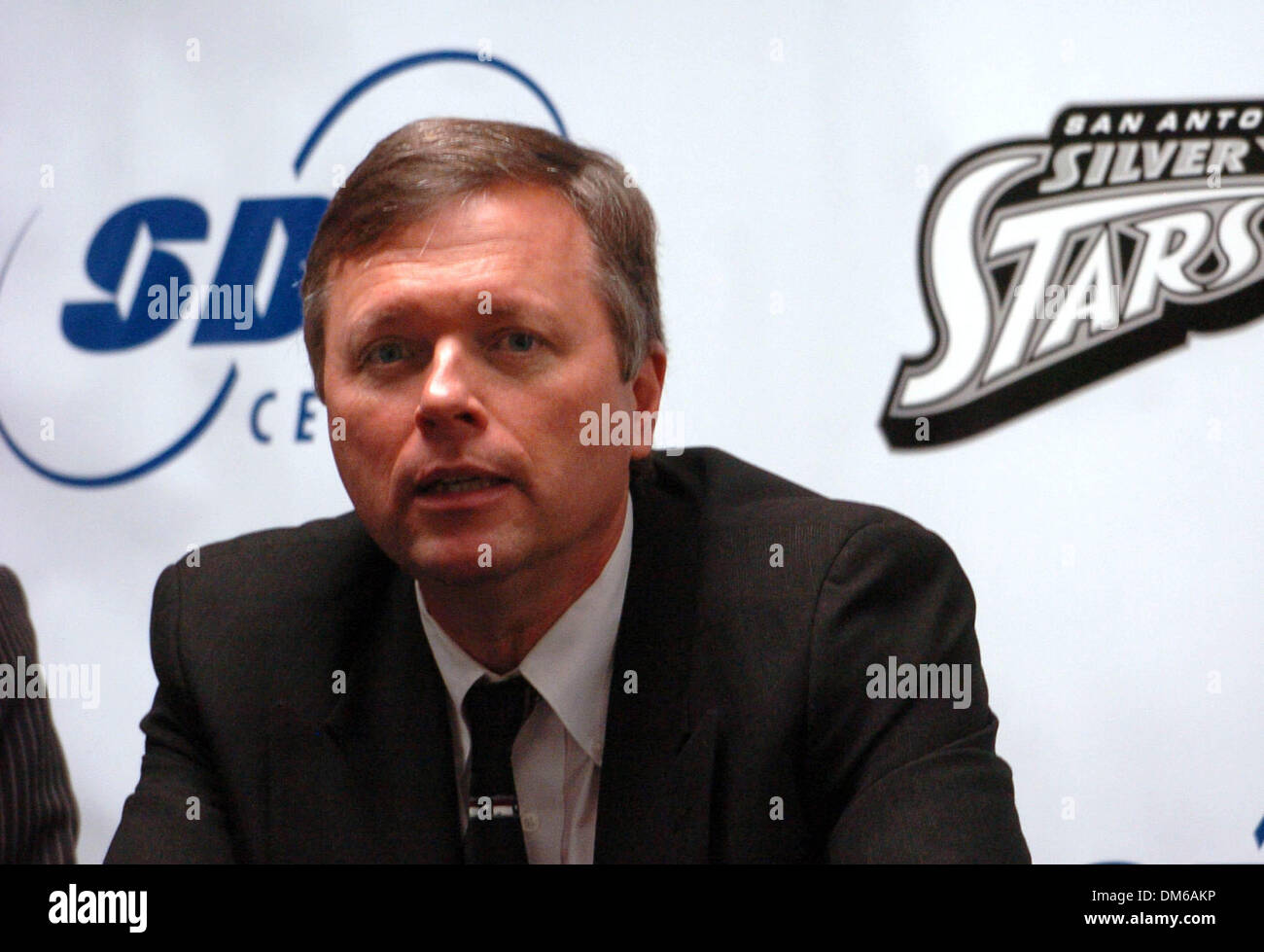 Jan 04, 2005 ; San Antonio, DC, USA ; Nouveau Silver Stars WNBA l'entraîneur-chef Dan Hughes parle après avoir été présenté lors d'une conférence de presse au centre SBC Mardi, Jan . 4, 2004. Banque D'Images