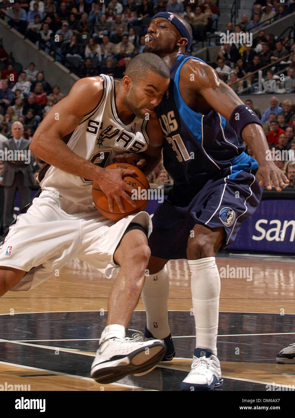 Jan 14, 2005 ; San Antonio, TX, USA ; des Spurs Tony Parker durs au panier par Mavericks' Jason Terry Vendredi 14 janvier 2005, à la SBC Center. Les Spurs remportent 98-95. Banque D'Images