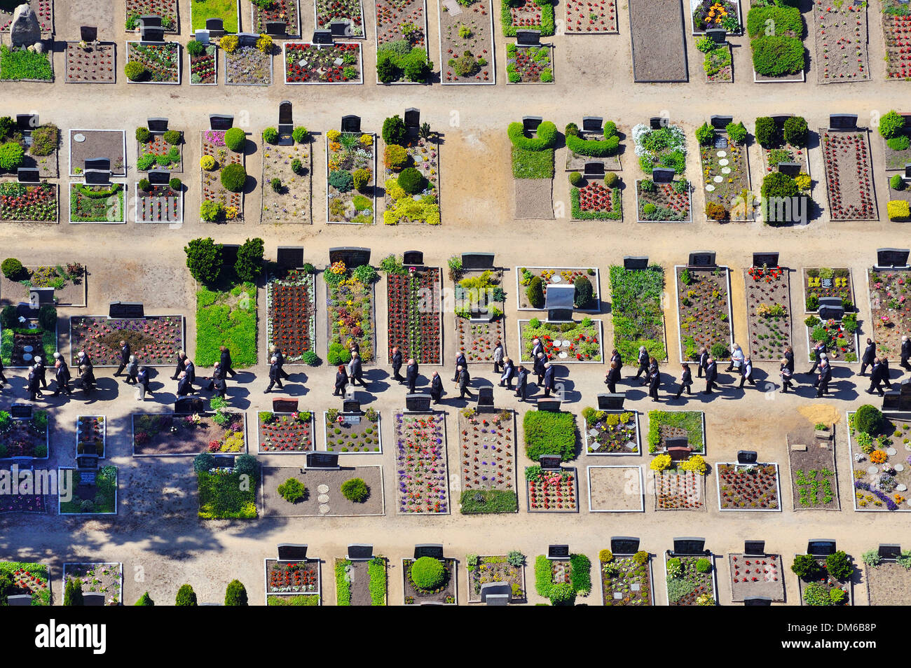 Procession funéraire au cimetière de Kirchwerder, Hambourg, Allemagne Banque D'Images