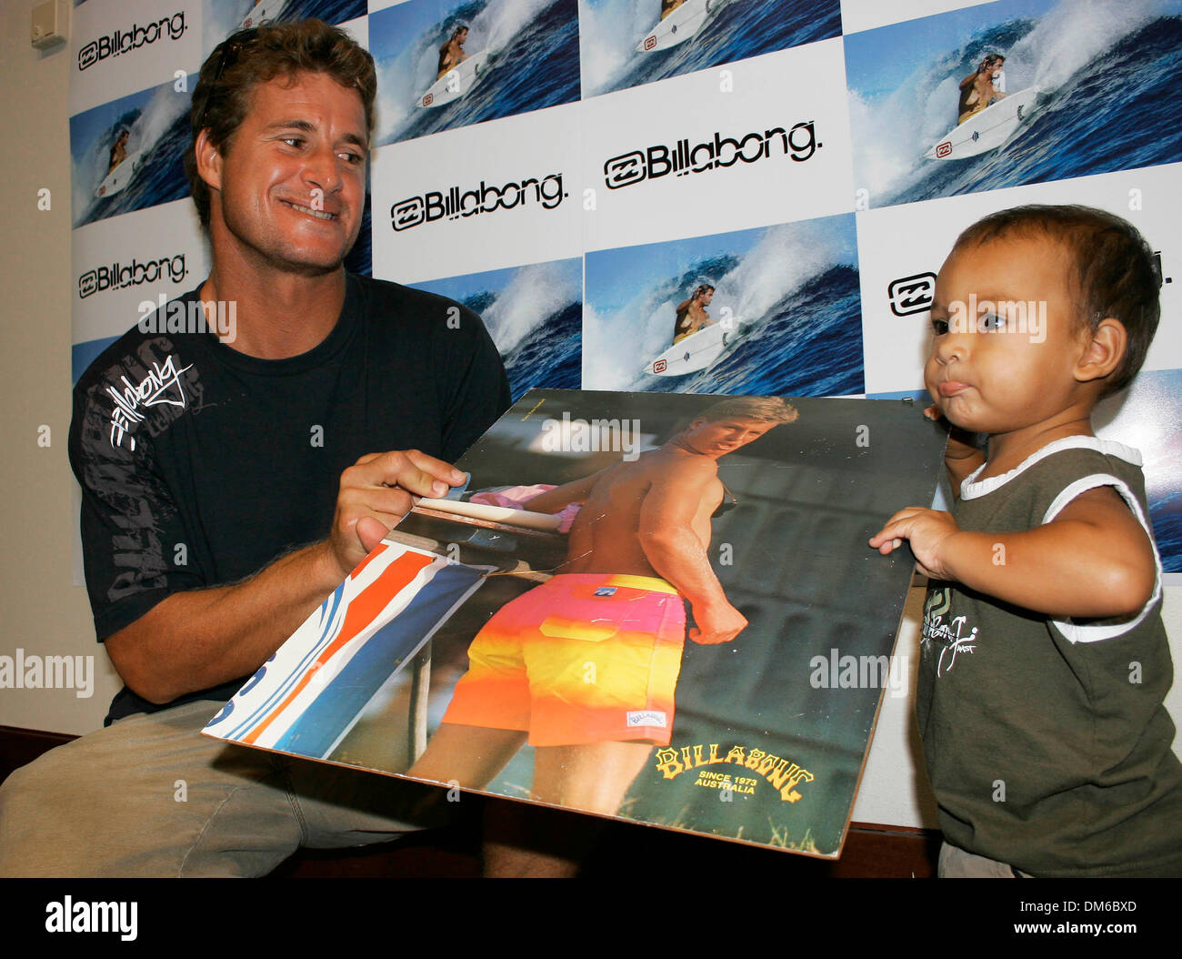 15 févr., 2005 ; Gold Coast, Queensland, Australie ; Surfer MARK OCCHILUPO (38) aka "Occy' avec fils JAY LUCIANO. Né le 16 juin 1966, dans le Queensland, à 13 Kurnell, Occhilupo déplacé sur le circuit international, à l'équitation dans un top 16. Tom Curren a pris à l'Op Pro AmericaÕs nord, premier événement WCT, Occhilupo surfé contre Tom Curren. Classé n°2 à 17. Sa carrière en 1987 surf lui a Banque D'Images