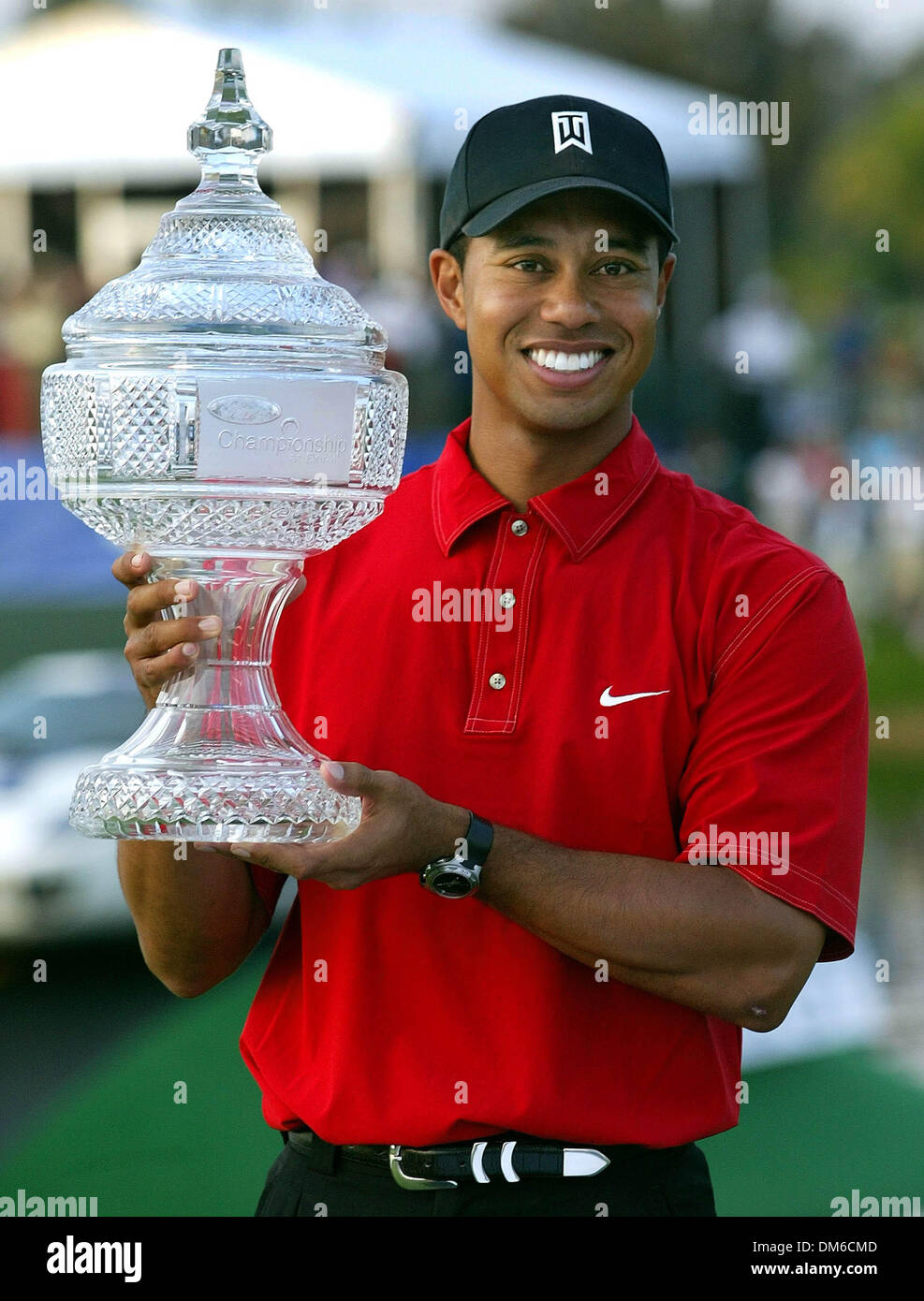 Mar 06, 2005 ; Miami, FL, USA ; Tiger Woods avec les gagnants trophée à la dix-huitième trou du championnat à Doral, après avoir battu Phil Mickelson d'un coup Dimanche 06 Mars 05, à Miami. Banque D'Images