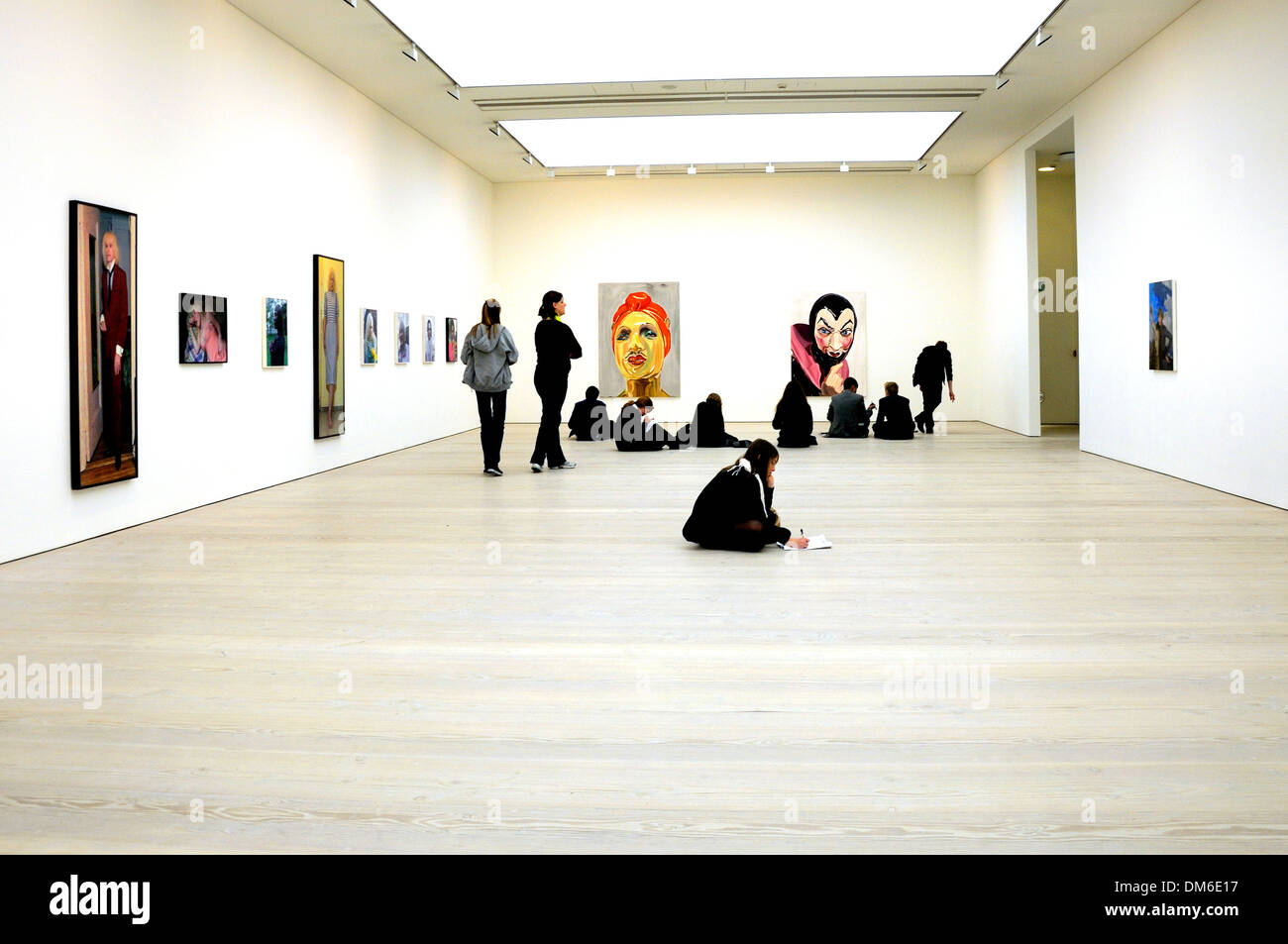 Londres, Angleterre, Royaume-Uni. Saatchi Gallery dans le Duke of York's HQ building, King's Road. Les écoliers visitant Banque D'Images