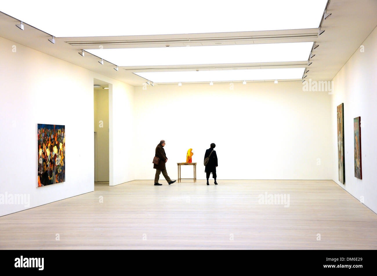 Londres, Angleterre, Royaume-Uni. Saatchi Gallery dans le Duke of York's HQ building, King's Road. Les visiteurs dans une galerie Banque D'Images