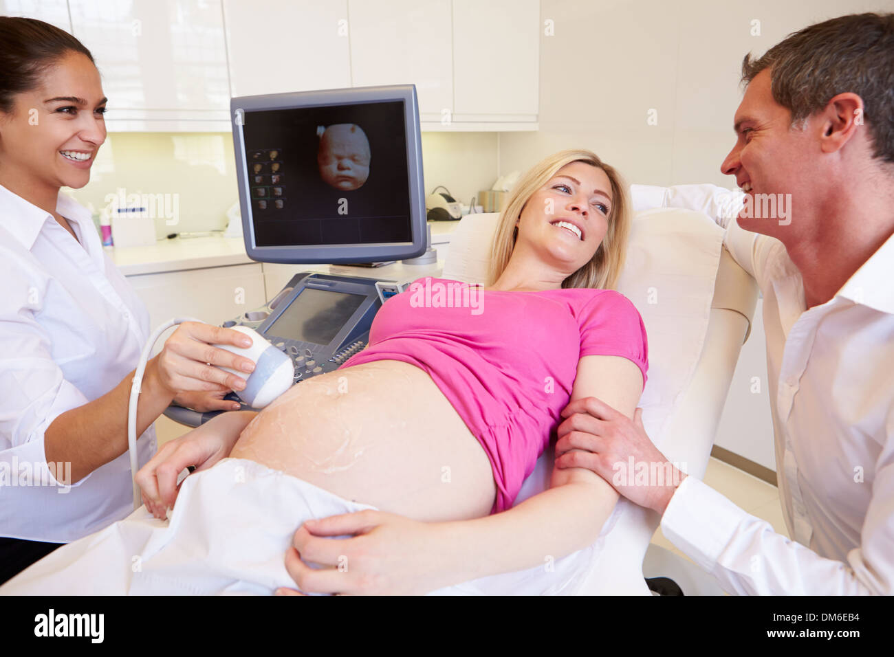 Femme enceinte et partenaire ayant Échographie 4D Banque D'Images