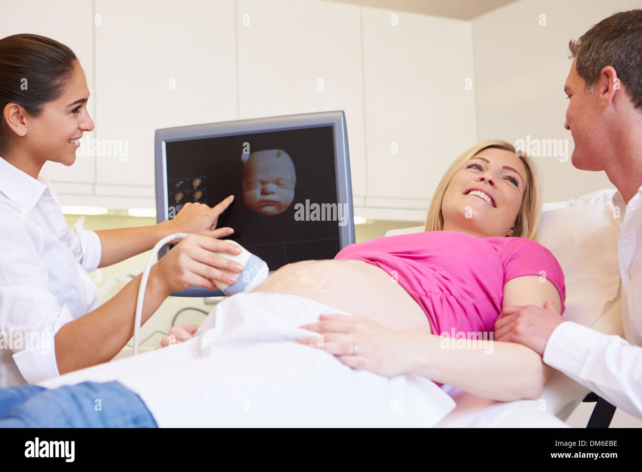 Femme enceinte et partenaire ayant Échographie 4D Banque D'Images
