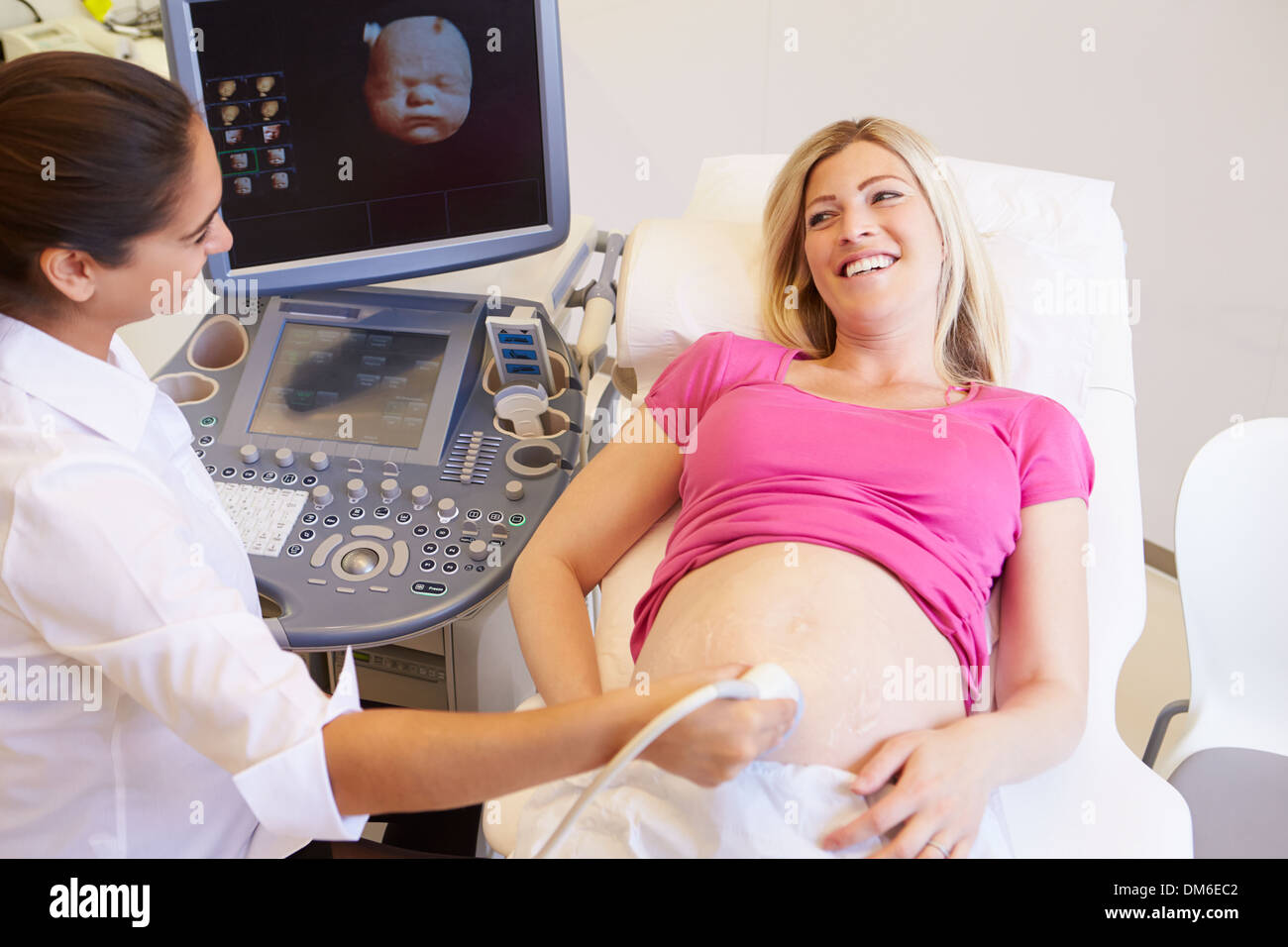 Femme enceinte ayant Échographie 4D Banque D'Images