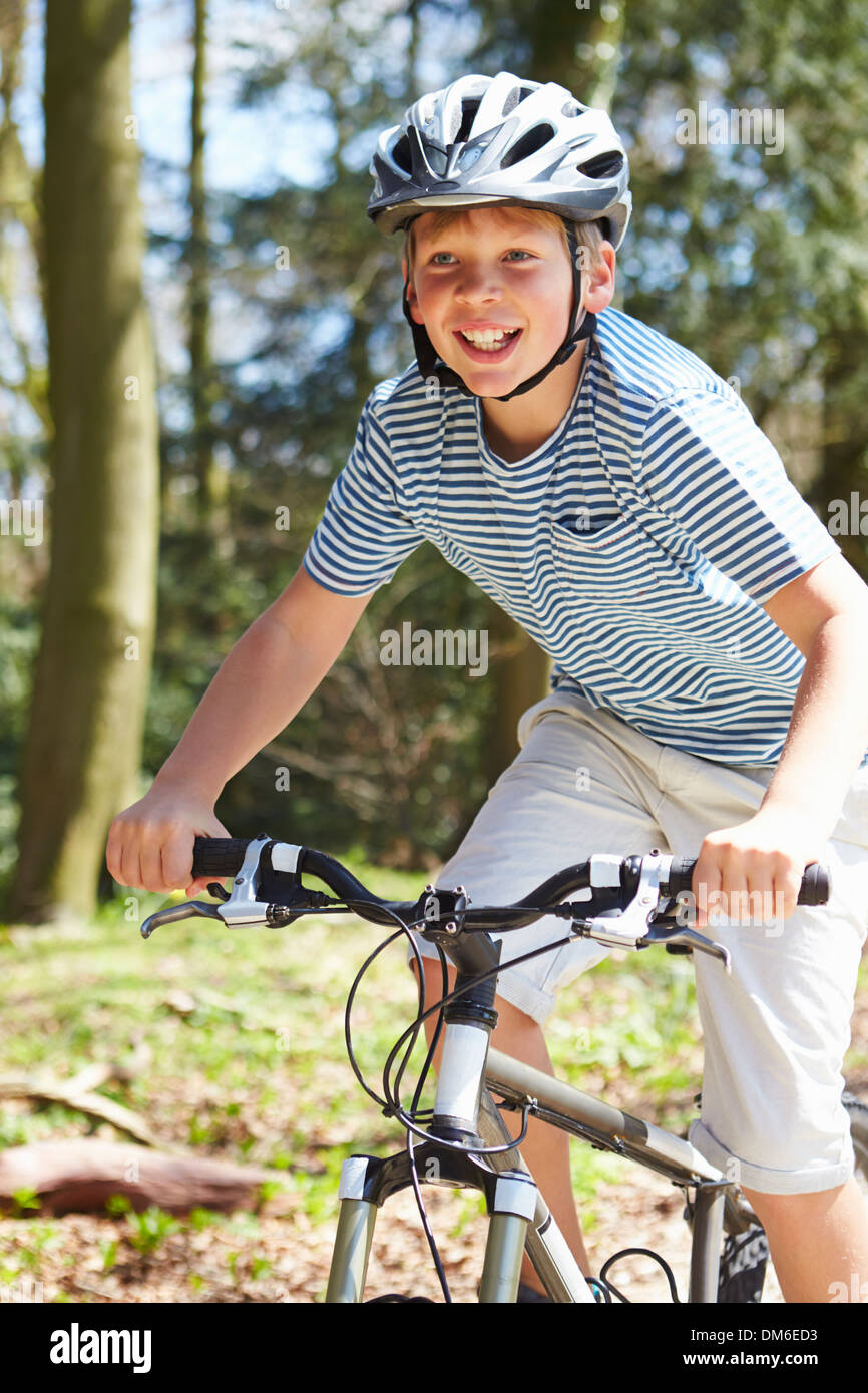 Young Boy Riding Bike le long de la voie de Pays Banque D'Images