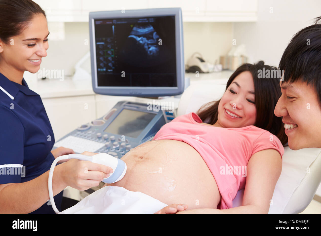 Femme enceinte et partenaire ayant Échographie 4D Banque D'Images