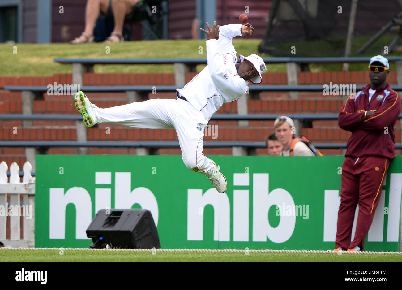 Wellington, Nouvelle-Zélande. Dec 12, 2013. Tino meilleures tentatives pour prendre une capture et une chance de rejeter la Trent Boult au jour 2 de la 2e test match de cricket de l'ANZ Série d'essai. New Zealand chapeau noir v West Indies à la réserve du bassin à Wellington. Credit : Action Plus Sport/Alamy Live News Banque D'Images