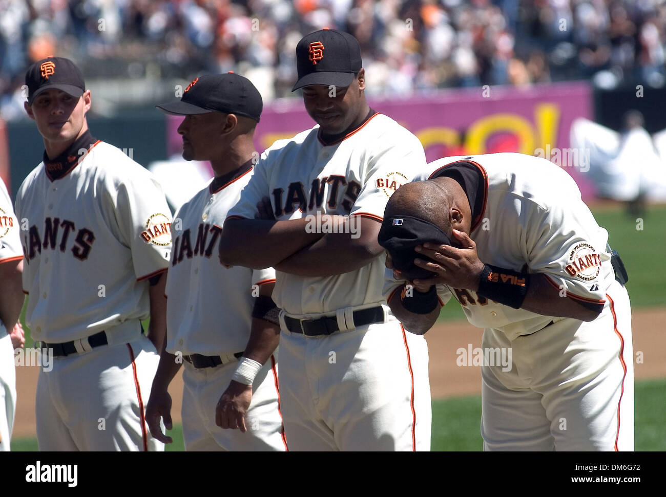 Apr 05, 2005 ; San Francisco, CA, USA ; MLB baseball. Giants de San Francisco des arcs à la foule lors de la cérémonie d'ouverture contre les Dodgers de Los Angeles au SBC Park le mardi 5 avril 2005 (©) Copyright 2005 par Sacramento Bee Banque D'Images