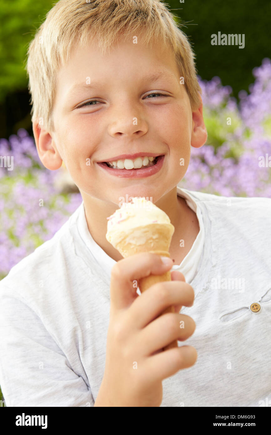 Jeune garçon la consommation de crème glacée en plein air Banque D'Images