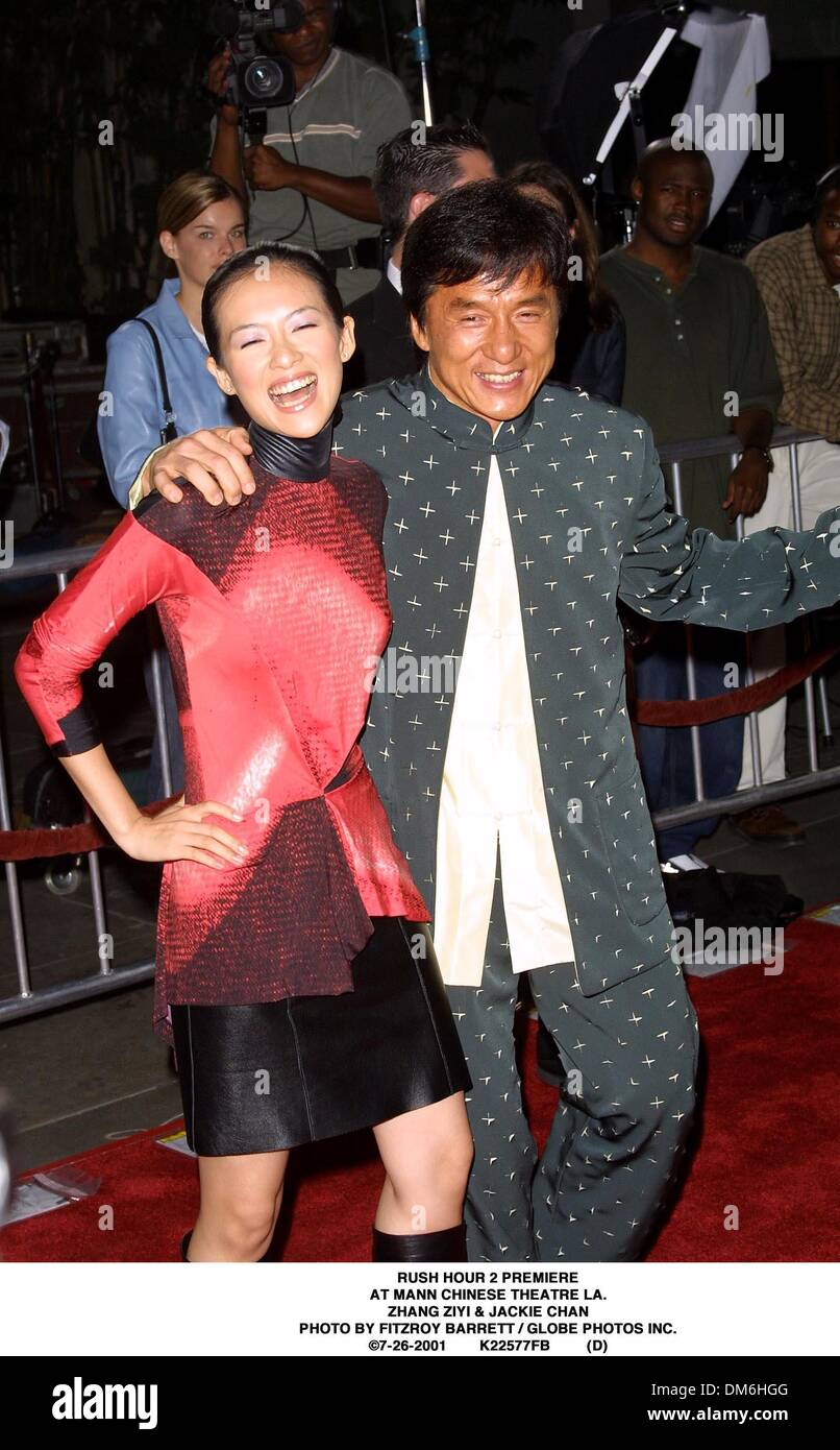26 juillet 2001 - Rush Hour 2 PREMIERE.au Mann Chinese Theatre LA..Zhang Ziyi et JACKIE CHAN. BARRETT FITZROY / 7-26-2001 K22577FB (D)(Image Crédit : © Globe Photos/ZUMAPRESS.com) Banque D'Images