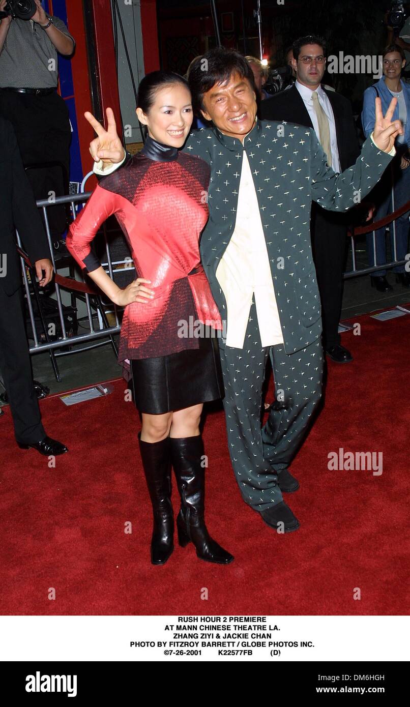 26 juillet 2001 - Rush Hour 2 PREMIERE.au Mann Chinese Theatre LA..Zhang Ziyi et JACKIE CHAN. BARRETT FITZROY / 7-26-2001 K22577FB (D)(Image Crédit : © Globe Photos/ZUMAPRESS.com) Banque D'Images