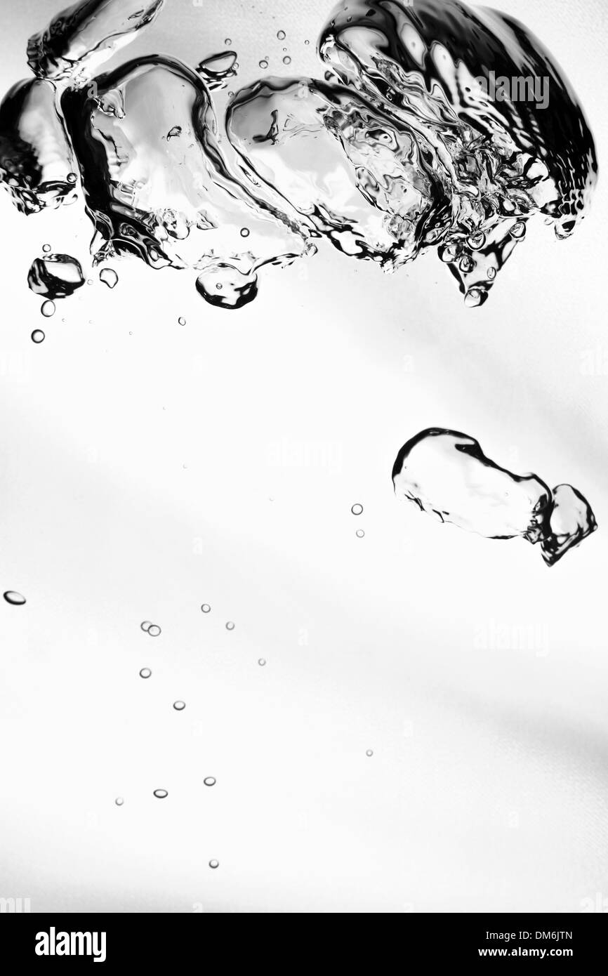 Des bulles de la hausse de l'oxygène à travers l'eau claire Banque D'Images