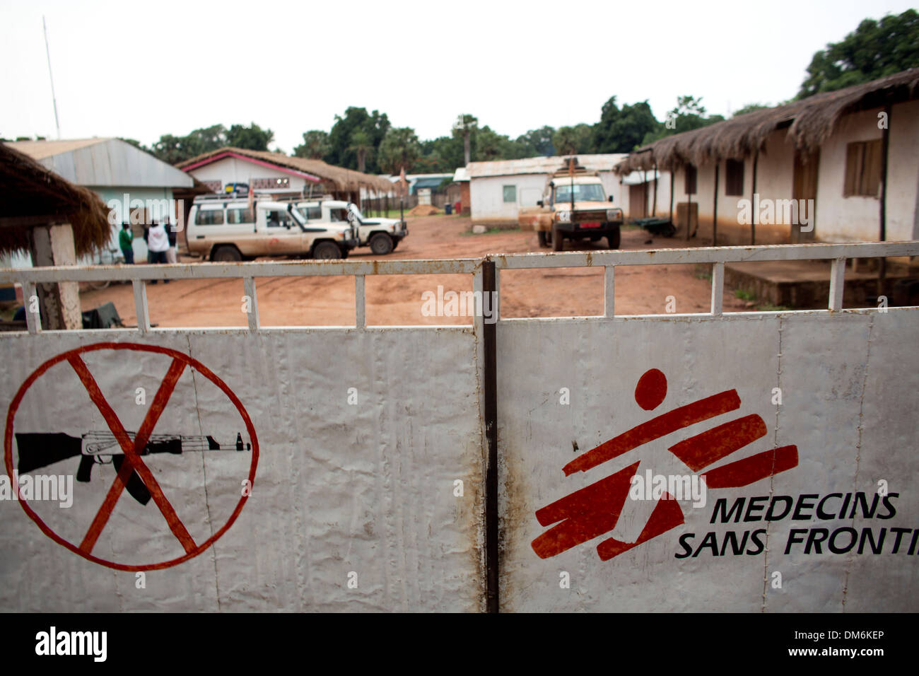 Pas de bras signe sur la porte de l'hôpital MSF Espagne à batangafo en République centrafricaine Banque D'Images