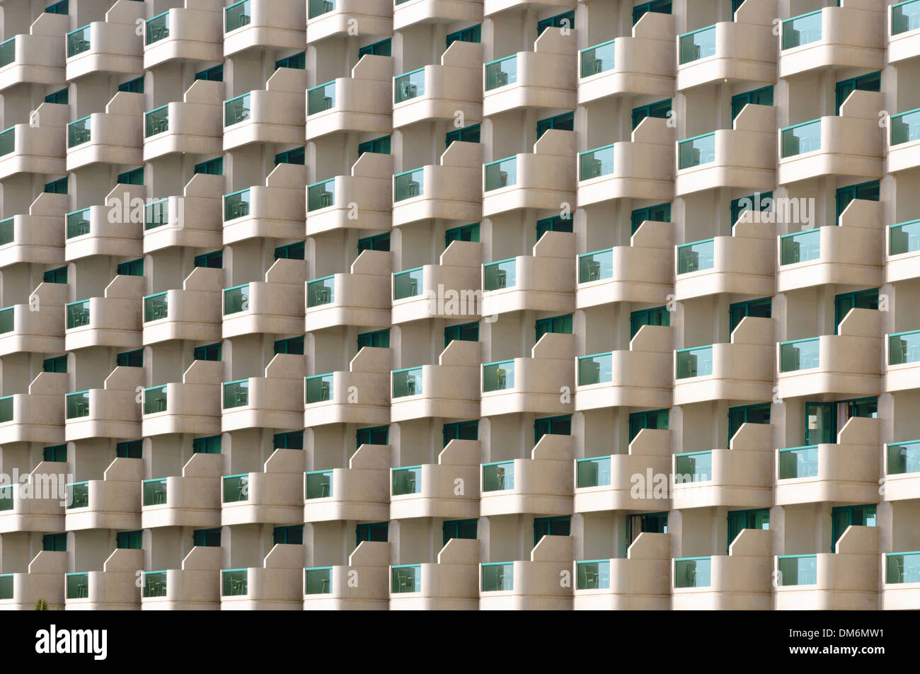 Face de l'hôtel Hilton, la plage de Jumeirah, DUBAÏ, ÉMIRATS ARABES UNIS, l'Arabian pensinsula Banque D'Images