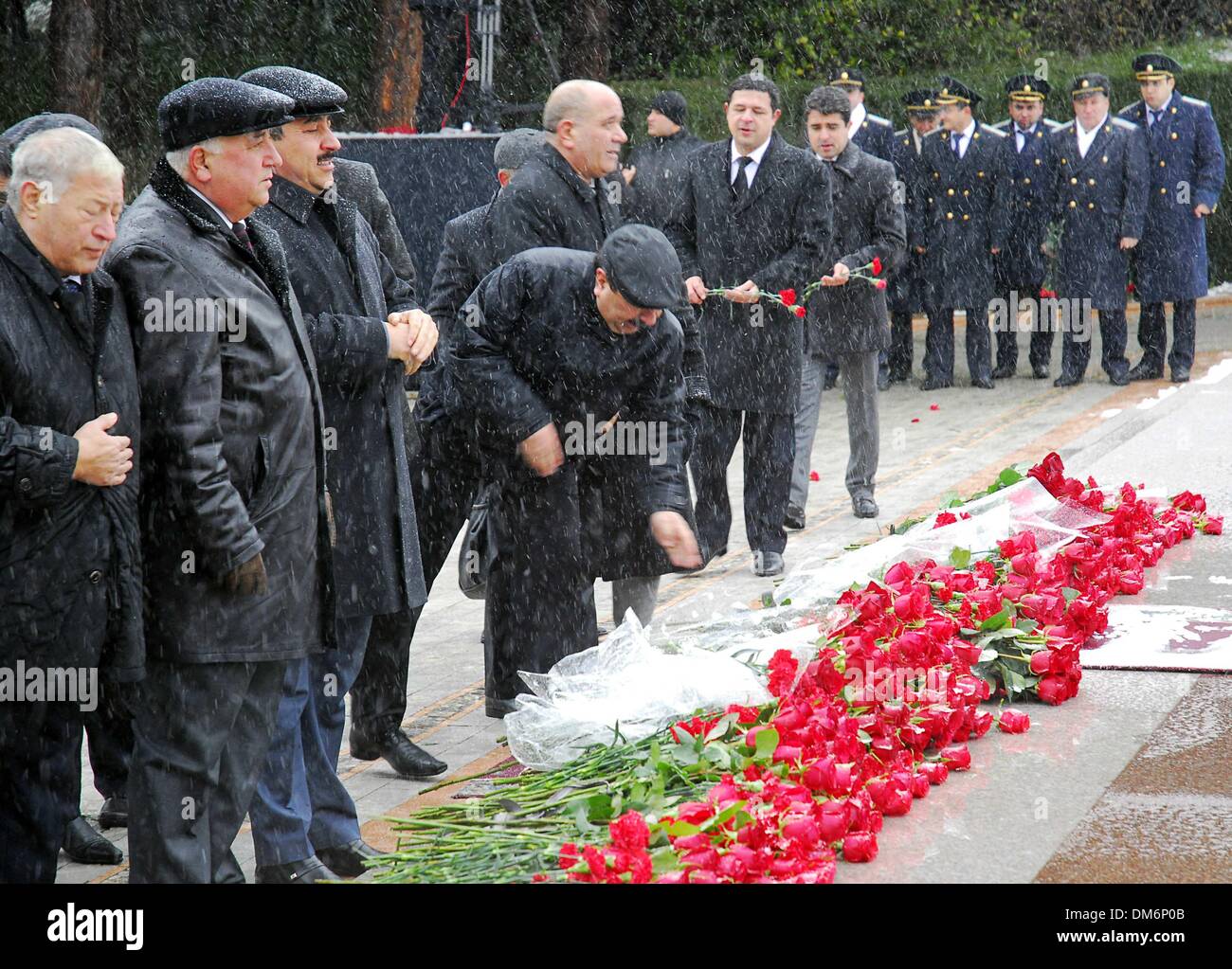 Baku, Azerbaïdjan. Dec 12, 2013. Les gens paient des hommages à l'ancien président Heydar Aliyev à son mémoire à Bakou, Azerbaïdjan, le 12 décembre 2013. Les activités sont organisées partout au pays pour commémorer le 10e anniversaire de la disparition de Heydar Aliyev. Credit : Tofik Babayev/Xinhua/Alamy Live News Banque D'Images