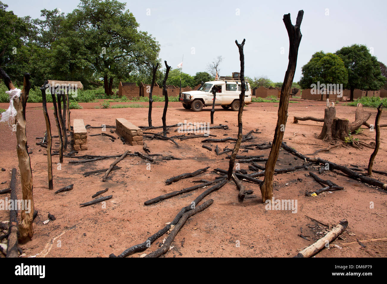 Rebelles ont pillé/maisons brûlées au cours de coup d'Etat en voiture, les gens ont fui dans le bush Banque D'Images