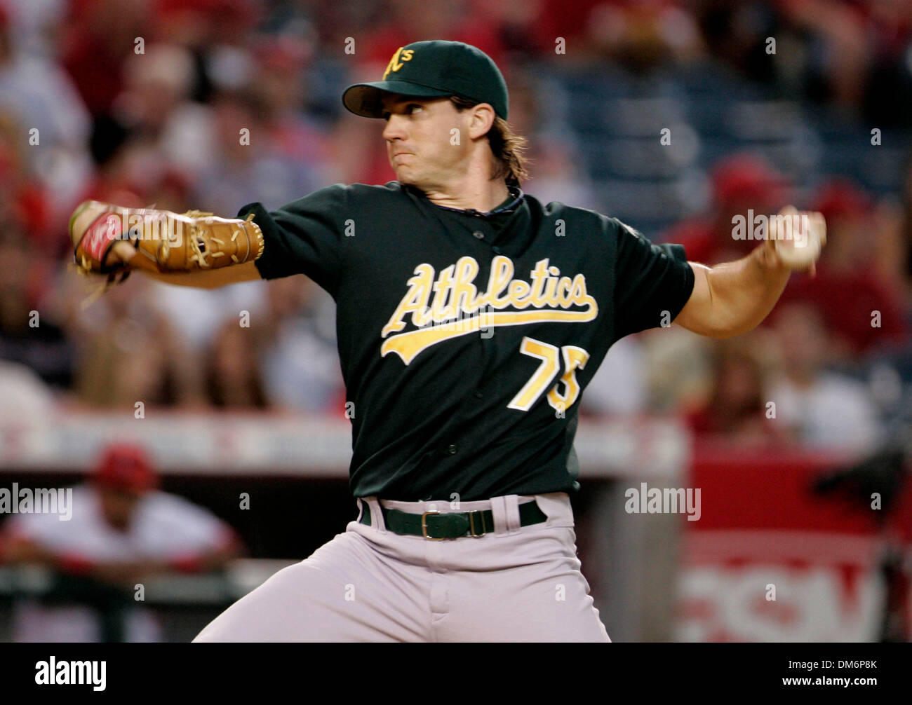 Août 30, 2005, Anaheim, CA, USA ; MLB baseball : Oakland Athetics Barry Zito emplacements au (46) Chone Figgins à partir de l'Angels au cours de la première manche. Oakland a gagné le match 2-1. Crédit obligatoire : Photo par Armando Arorizo/ZUMA Press. (©) Copyright 2005 by Arorizo Banque D'Images