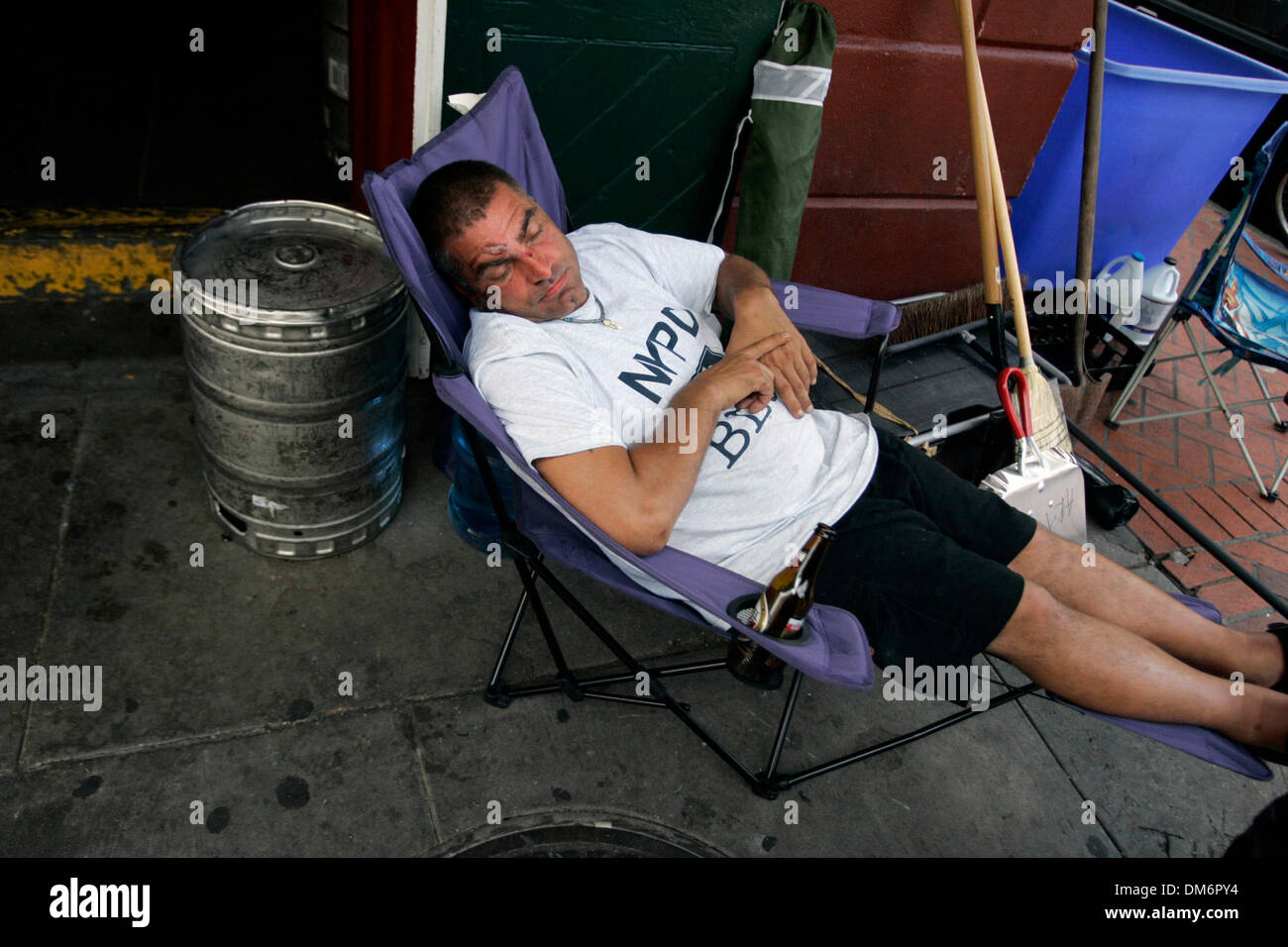 Sep 11, 2005, New Orleans, LA, USA ; Vasilios Tryphonas, un résident du quartier français et régulière au Johnny White's Sports Bar and Grill, soulage l'esprit et le corps à l'extérieur du bar dans le quartier français. Crédit obligatoire : Photo de Mike Kane/San Antonio Express/ZUMA Press. (©) Copyright 2005 par San Antonio Express-News Banque D'Images