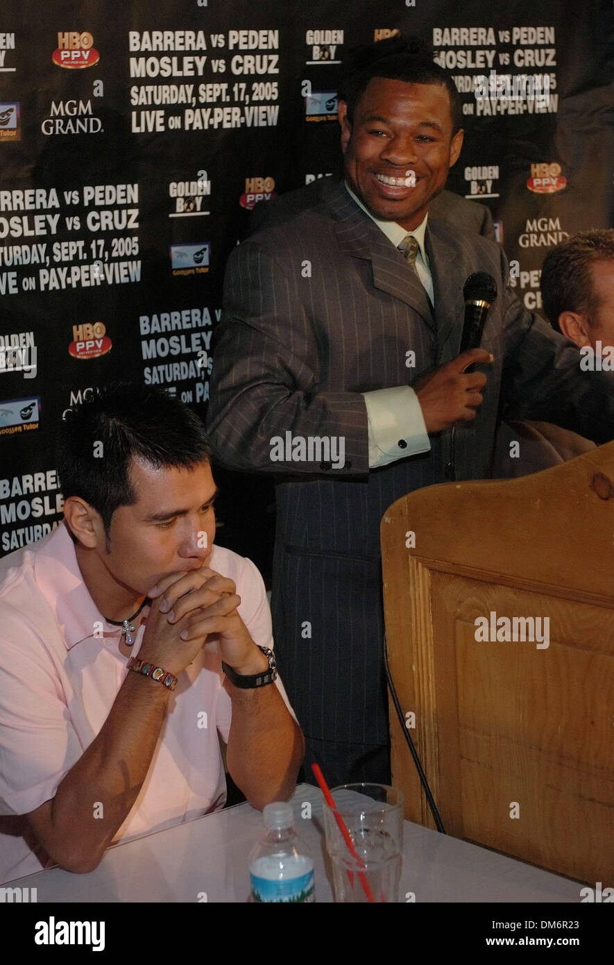 Sep 12, 2005 ; Los Angeles, CA, USA ; 'Sugar' SHANE MOSLEY et Marco Antonio Barrera à la conférence de presse pour la Barrera Vs. Peden WBC-Unification IBF combat qui se tiendra à l'hôtel MGM Grand de Las Vegas le 17 septembre 2005. Crédit obligatoire : Photo par Rob DeLorenzo/ZUMA Press. (©) Copyright 2005 par Rob DeLorenzo Banque D'Images