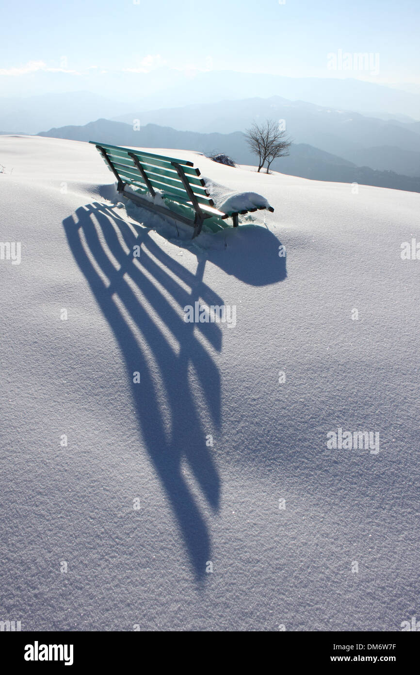 Banc avec des ombres dans la neige profonde, Monte Piselli, Ascoli Piceno, Marches, Italie Banque D'Images