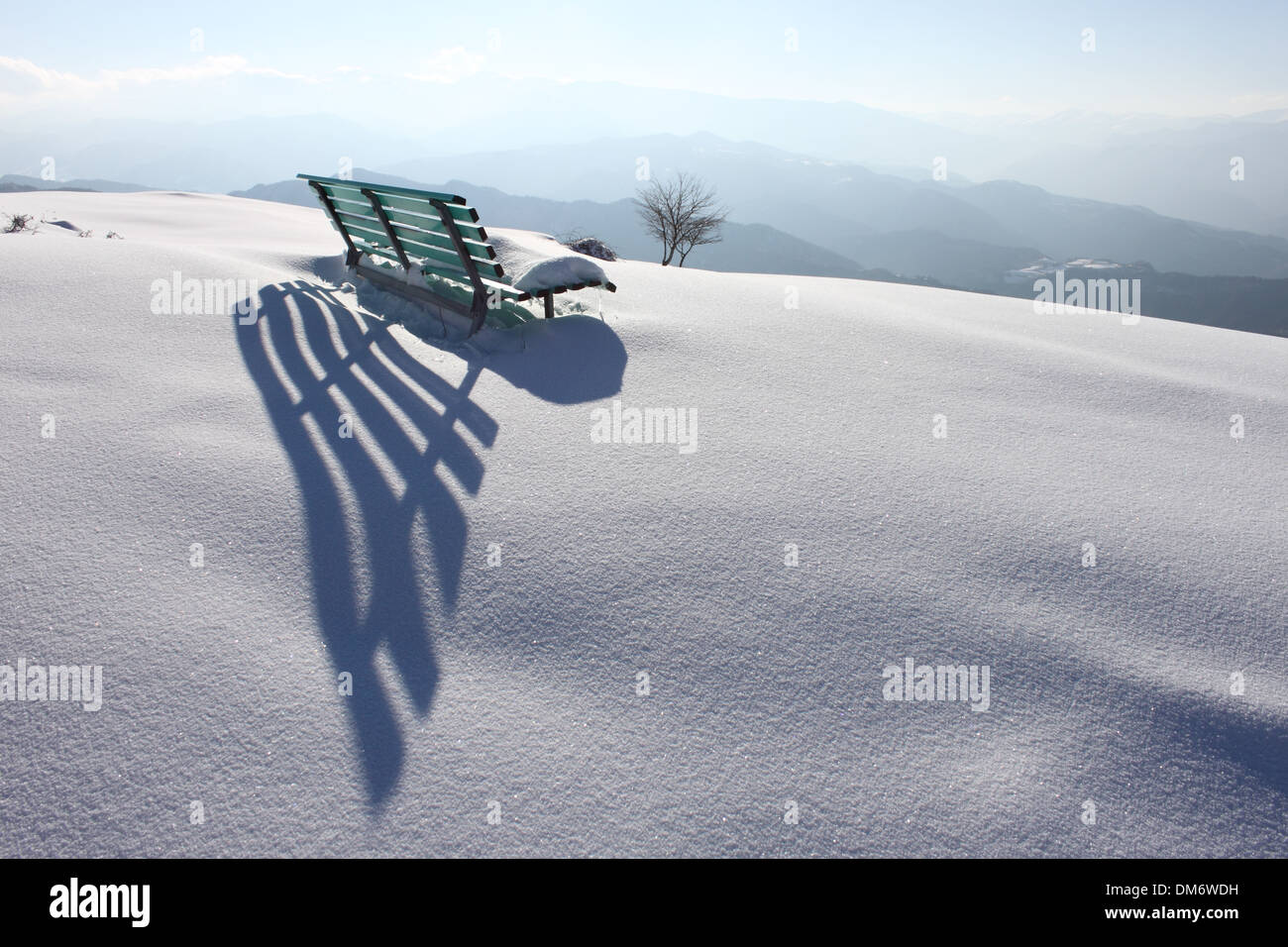 Banc avec des ombres dans la neige profonde, Monte Piselli, Ascoli Piceno, Marches, Italie Banque D'Images