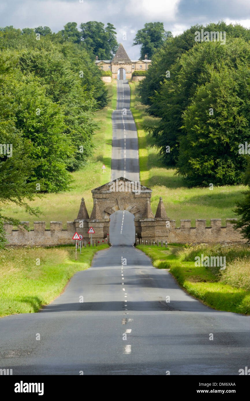 Castle Howard bordée d' route d'Carrmire avec Gate et Pyramid Gate Banque D'Images